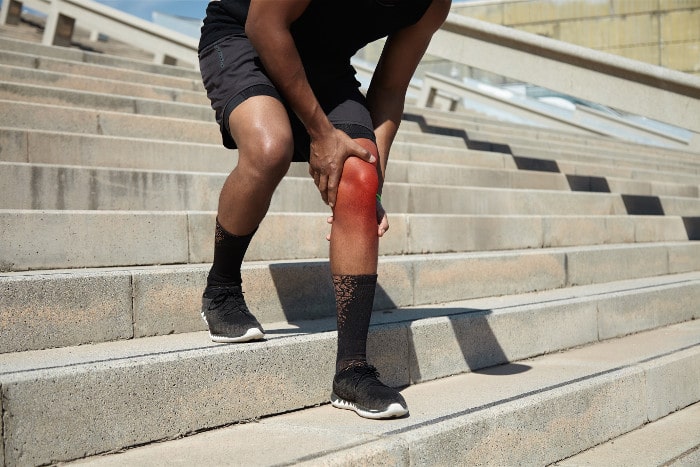 Uszkodzenie więzadła krzyżowego przedniego - ACL - biegacz na schodach