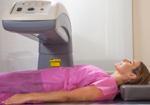 Pacjentka podczas badania rezonansem magnetyczny (MRI) przed zabiegiem