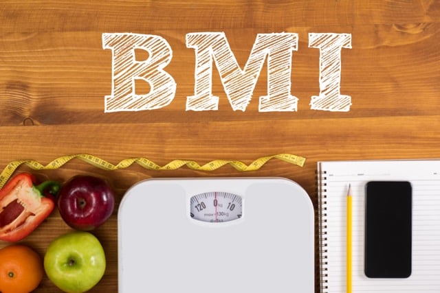 Widoczny widok, koncepcja fitness i odchudzania, hantli, hortelny, białe skale, ręczniki, owoce, formuła wskaźnika masy ciała BMI w planszy